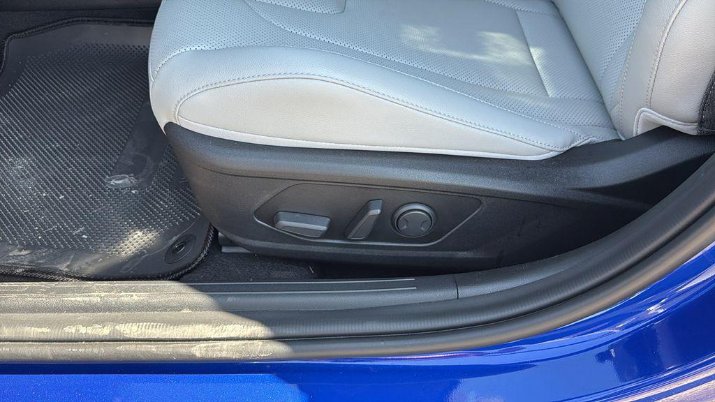 2025 Hyundai Elantra Limited - Photo 10