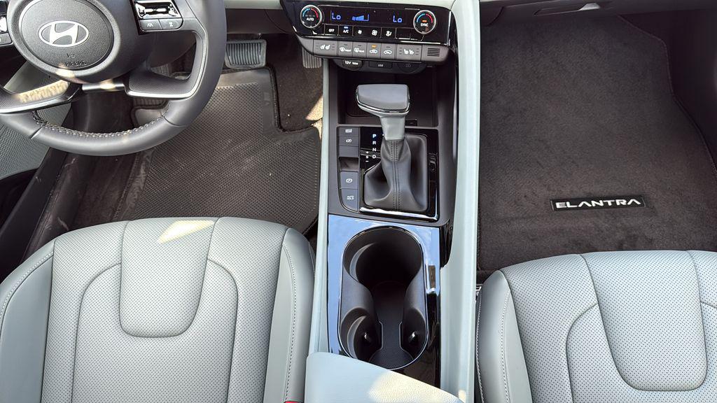 2025 Hyundai Elantra Limited - Photo 24