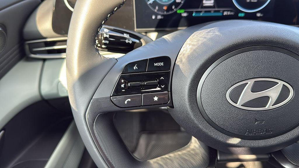 2025 Hyundai Elantra Limited - Photo 19