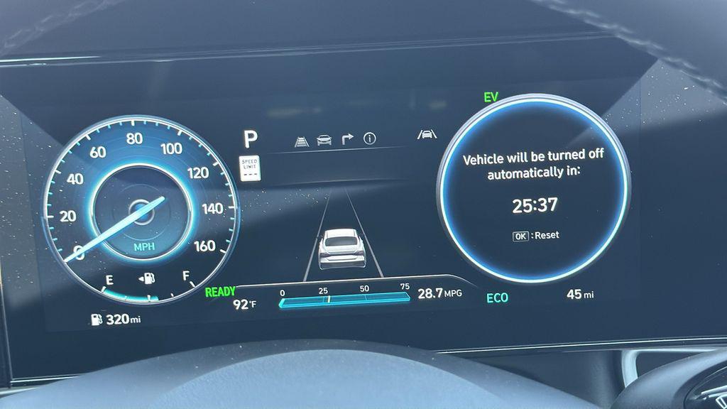 2025 Hyundai Elantra Limited - Photo 18