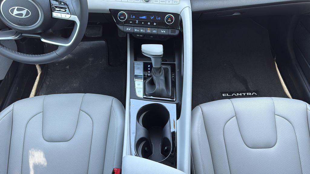 2025 Hyundai Elantra Limited - Photo 24