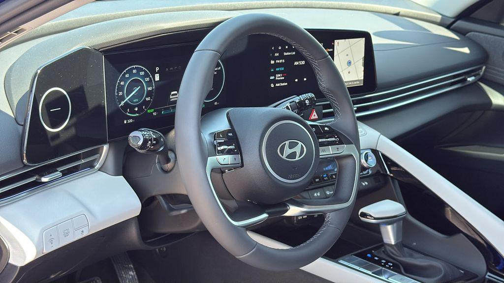 2025 Hyundai Elantra Limited - Photo 7
