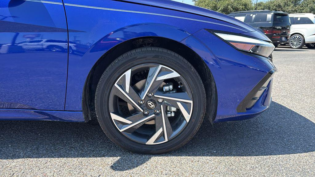 2025 Hyundai Elantra Limited - Photo 26