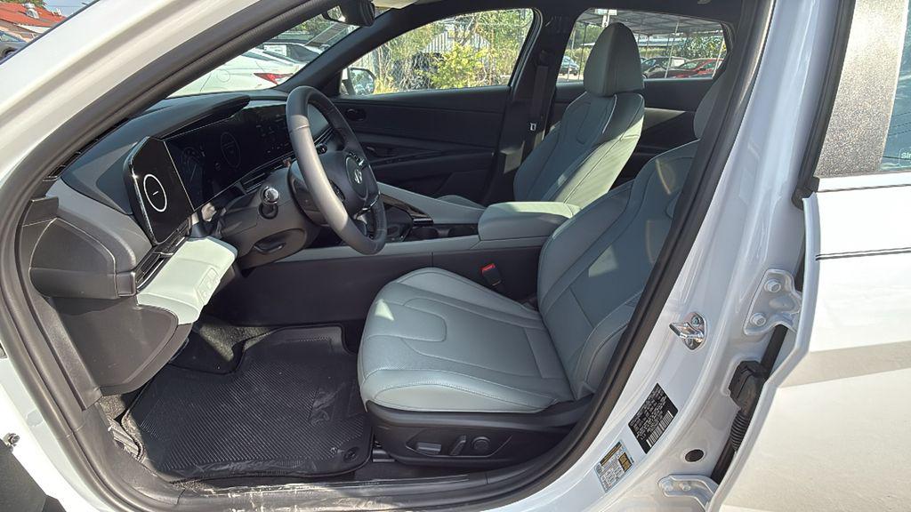 2025 Hyundai Elantra Limited - Photo 11