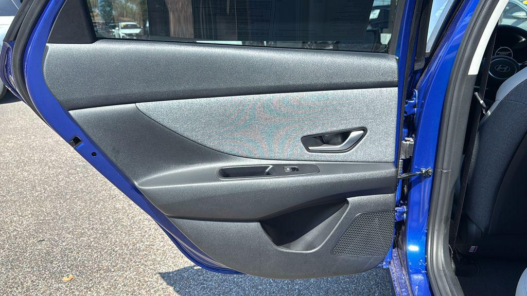 2025 Hyundai Elantra Limited - Photo 14