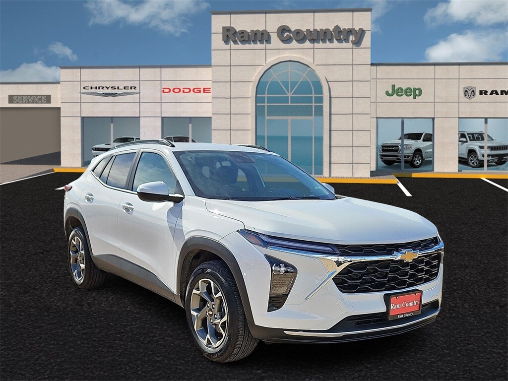 2025 Chevrolet Trax LT photo 4