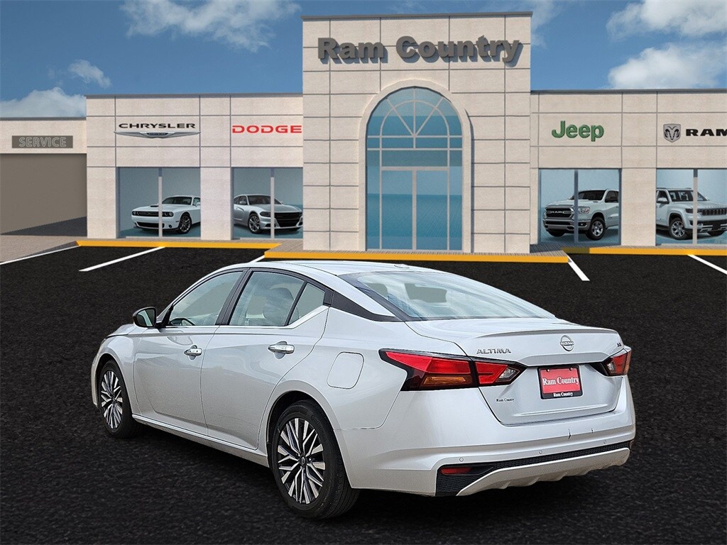 2024 Nissan Altima 2.5 SV photo 2