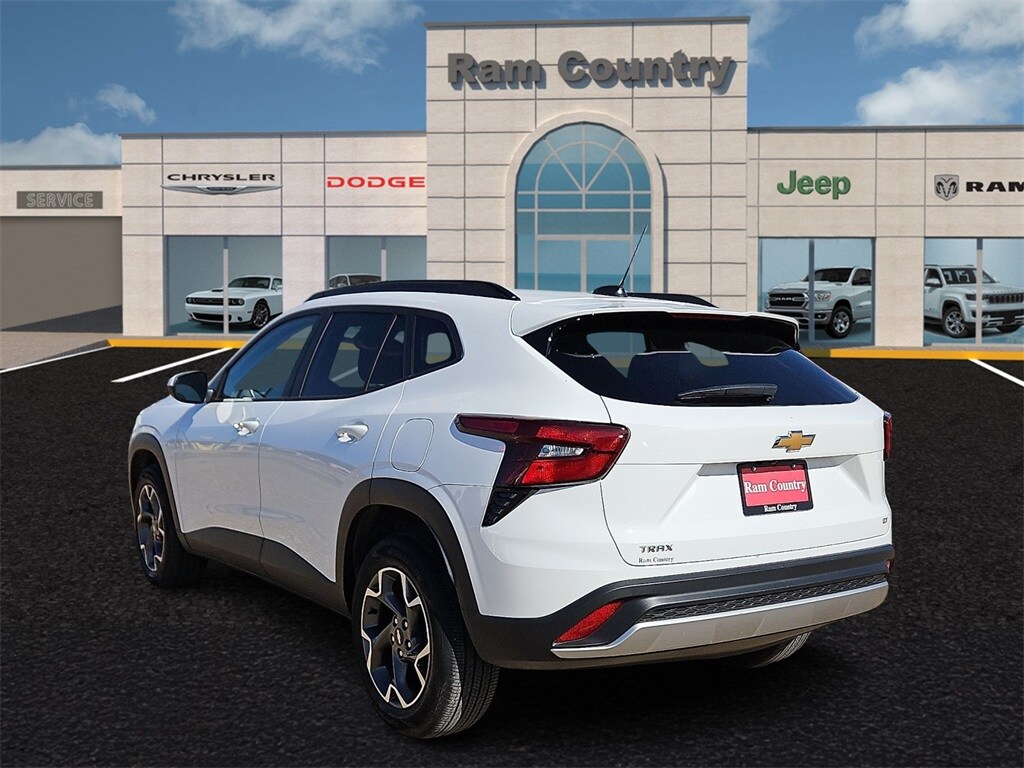 2025 Chevrolet Trax LT photo 2