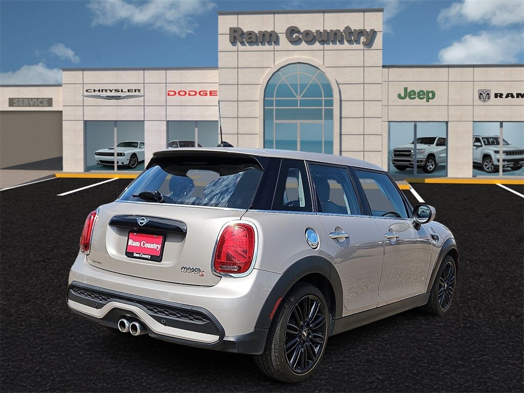 2024 Mini Cooper Signature photo 3