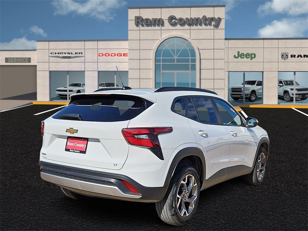 2025 Chevrolet Trax LT photo 3