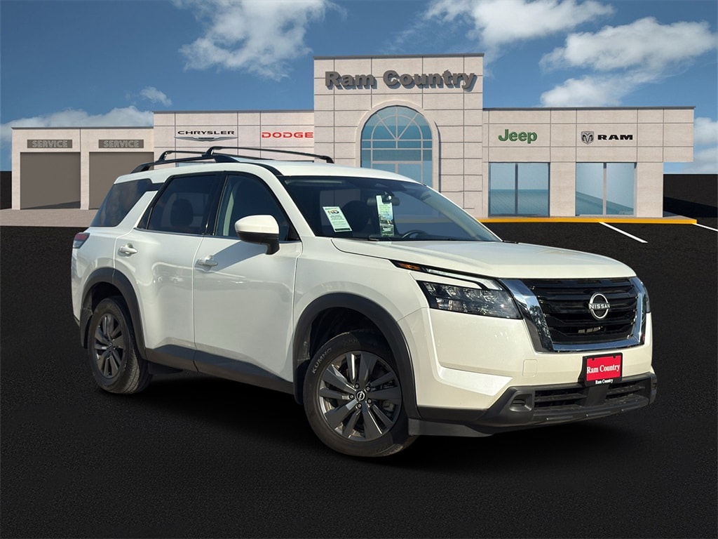 2024 Nissan Pathfinder SV's photo