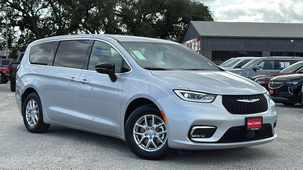 2026 Chrysler Pacifica Select's photo