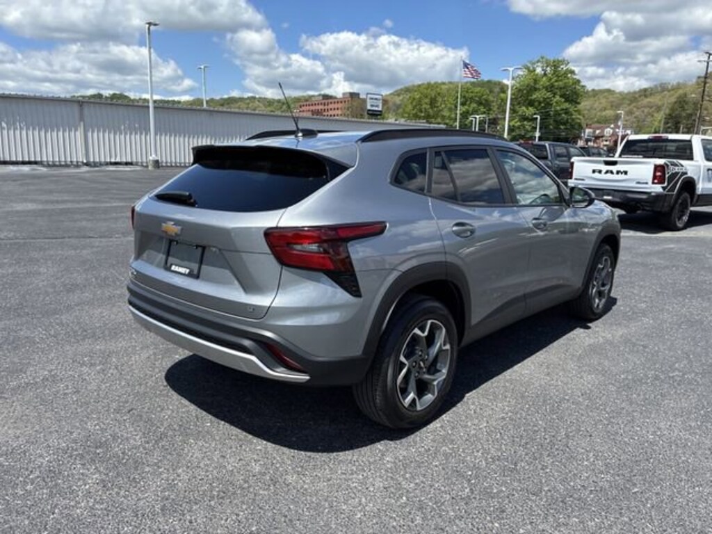 Used 2025 Chevrolet Trax LT SUV