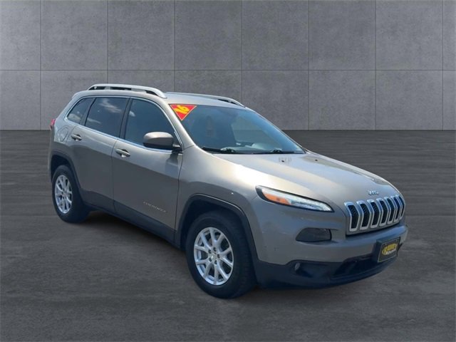 Used 2016 Jeep Cherokee Latitude with VIN 1C4PJMCS9GW331621 for sale in Richlands, VA