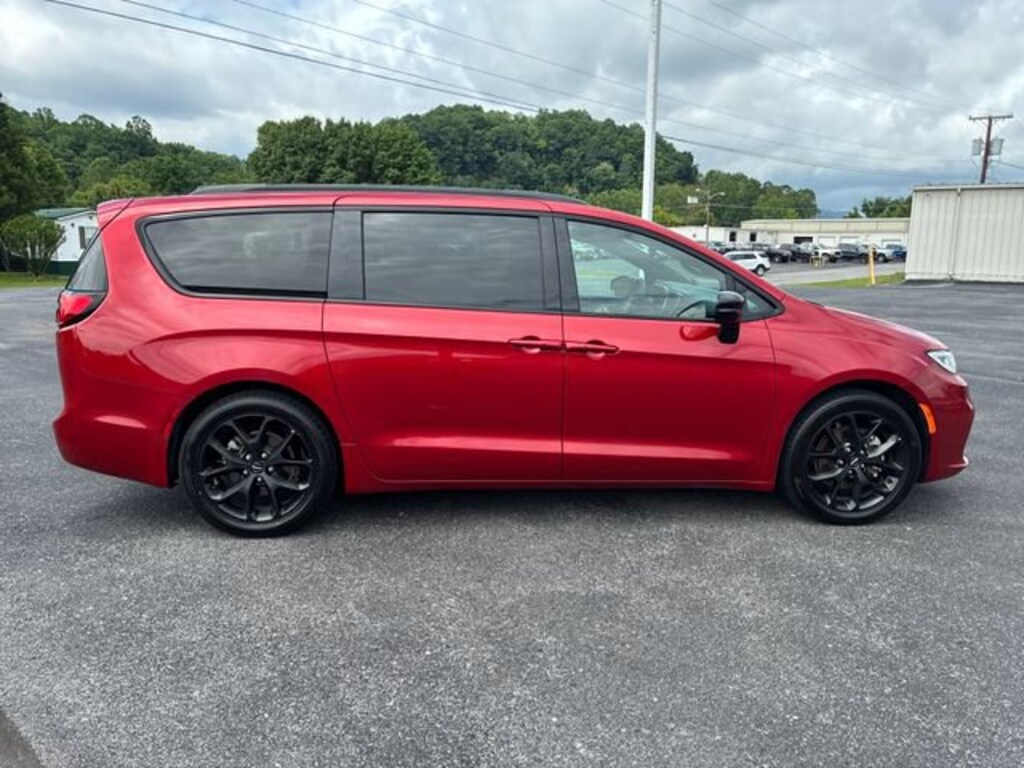 Used 2025 Chrysler Pacifica Limited
