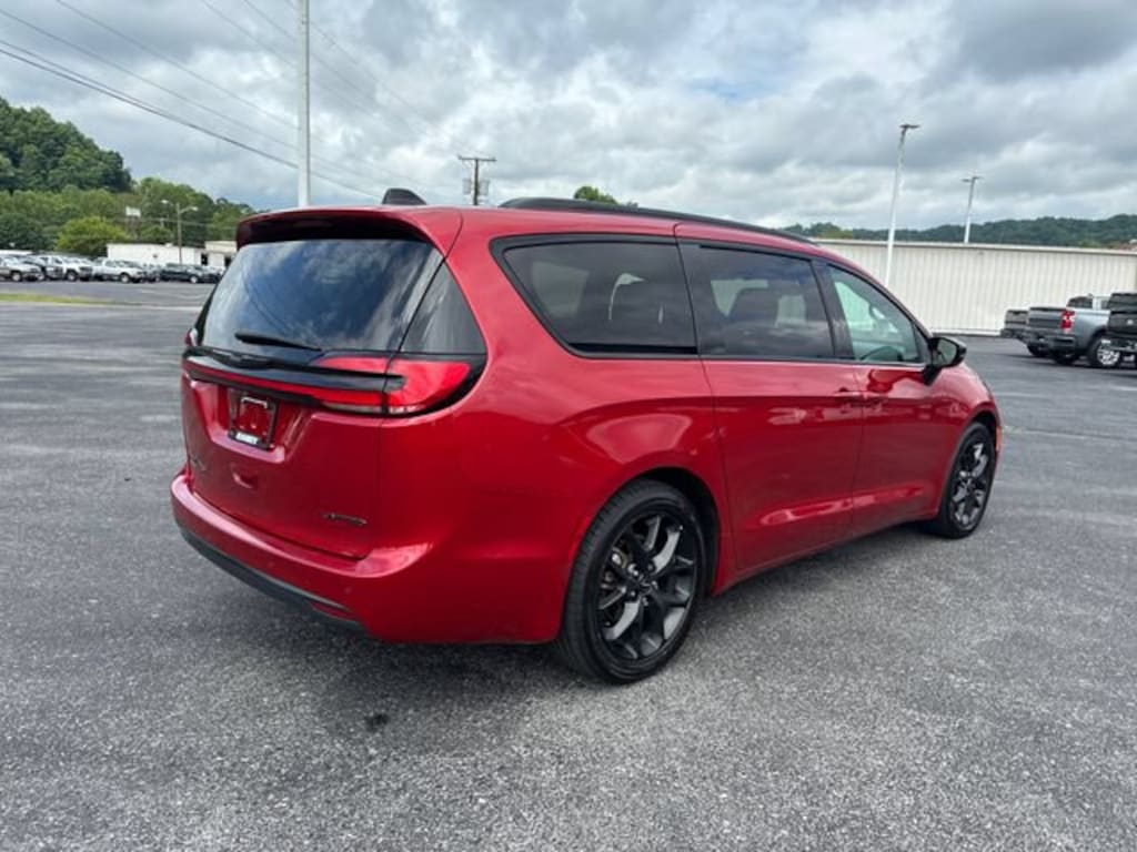 Used 2025 Chrysler Pacifica Limited