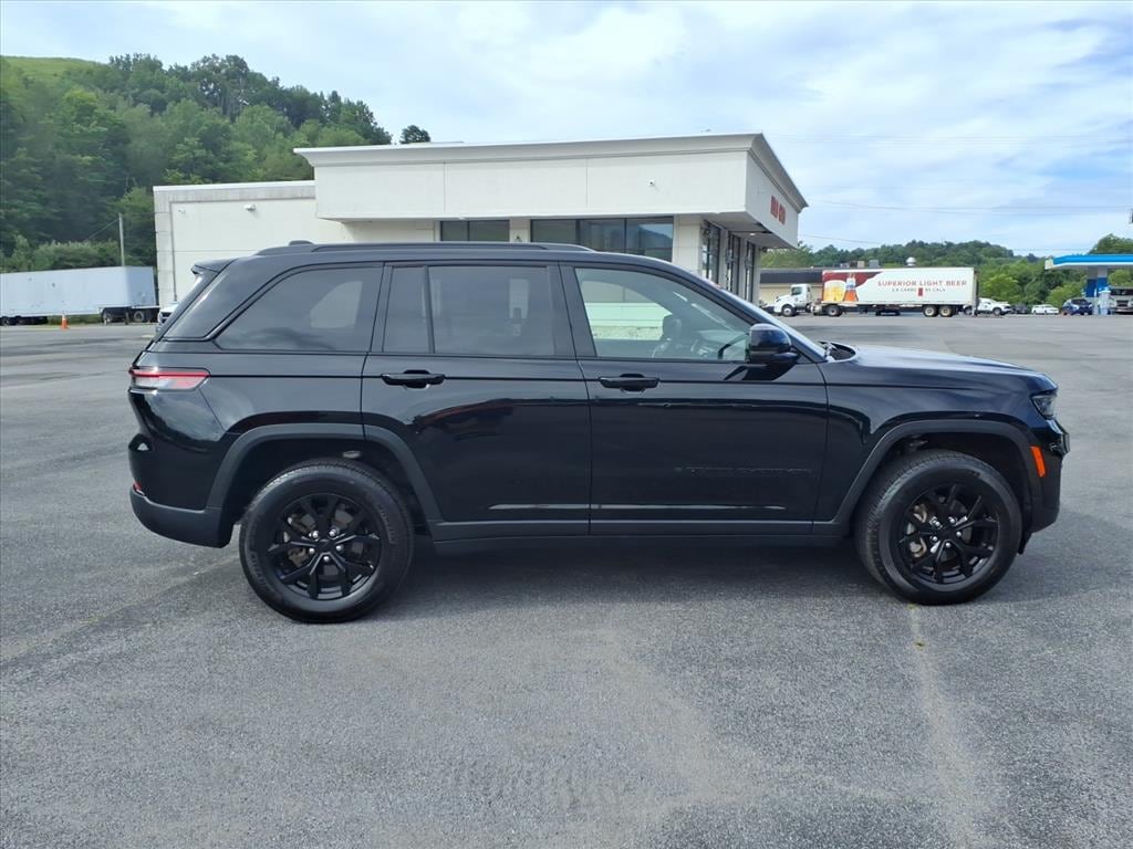 Used 2025 Jeep Grand Cherokee Laredo SUV