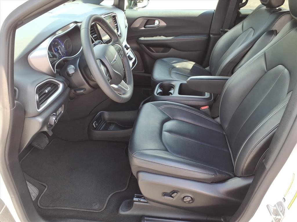 Used 2025 Chrysler Pacifica Select Van Passenger Van