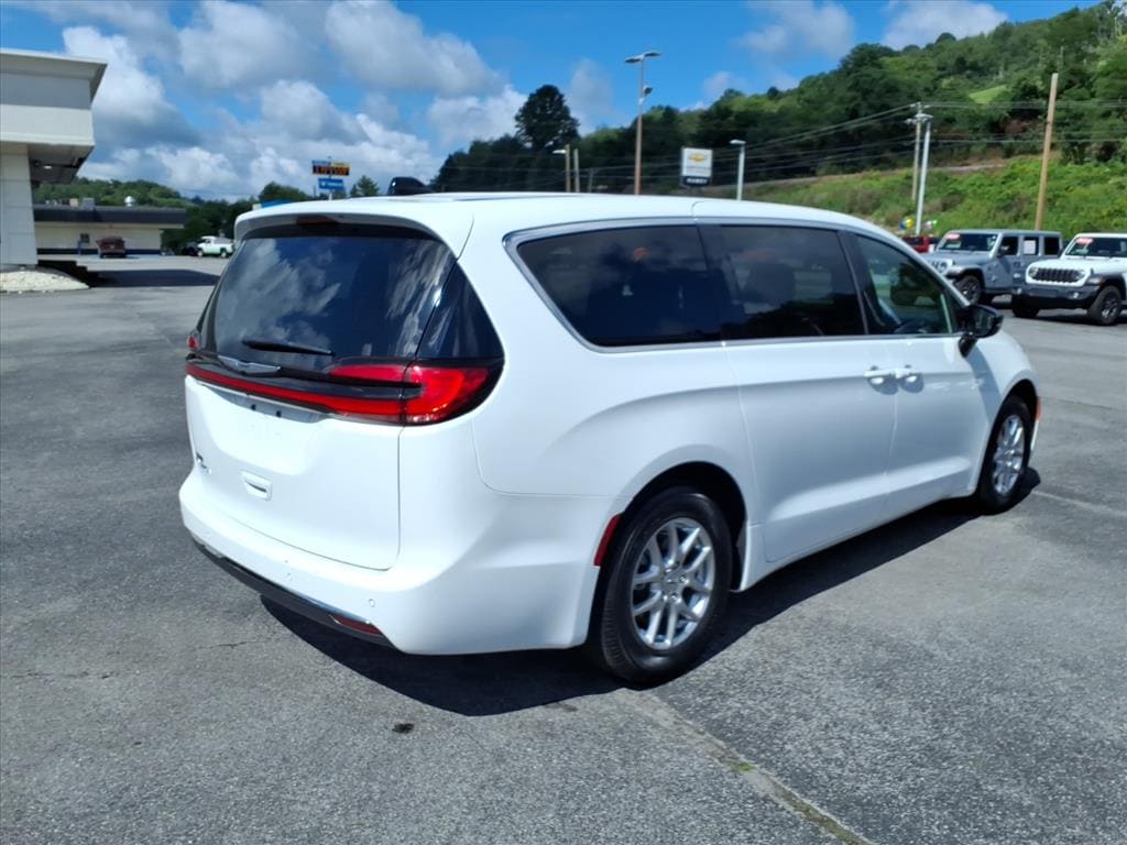 Used 2025 Chrysler Pacifica Select Van Passenger Van