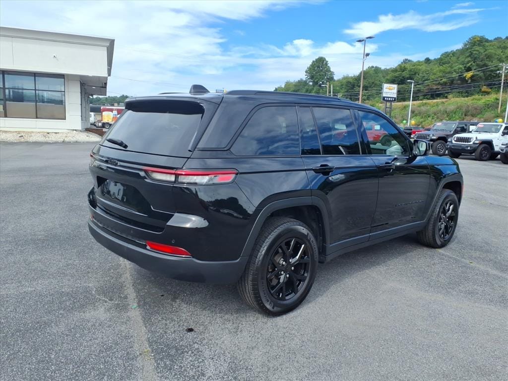 Used 2025 Jeep Grand Cherokee Laredo SUV
