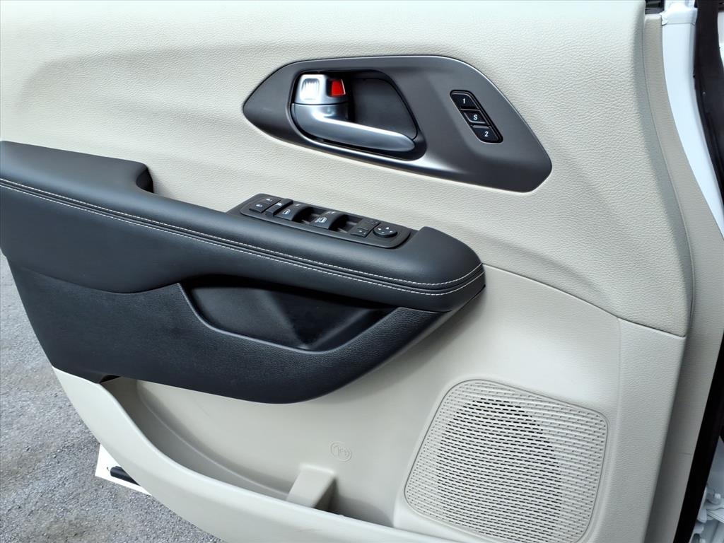 2024 Chrysler Pacifica Touring L - Photo 14