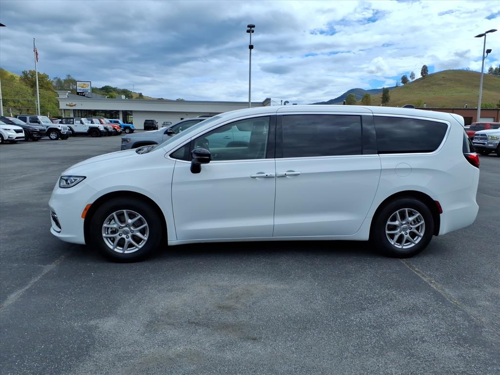 2024 Chrysler Pacifica Touring L - Photo 12