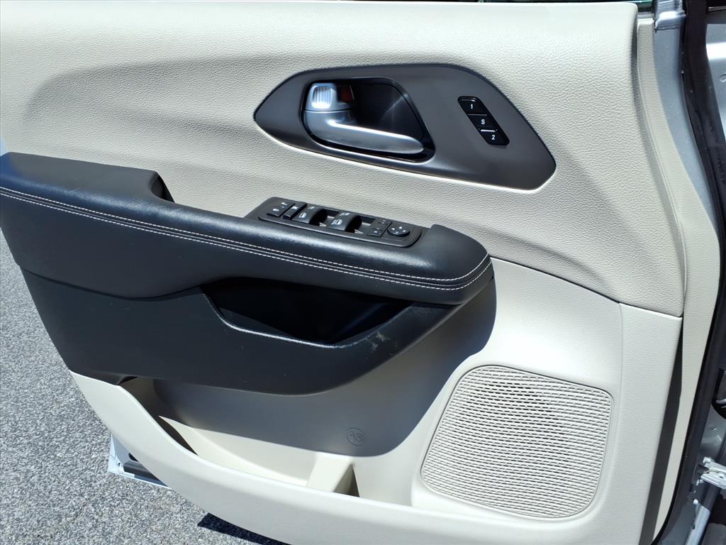 2024 Chrysler Pacifica Touring L - Photo 14