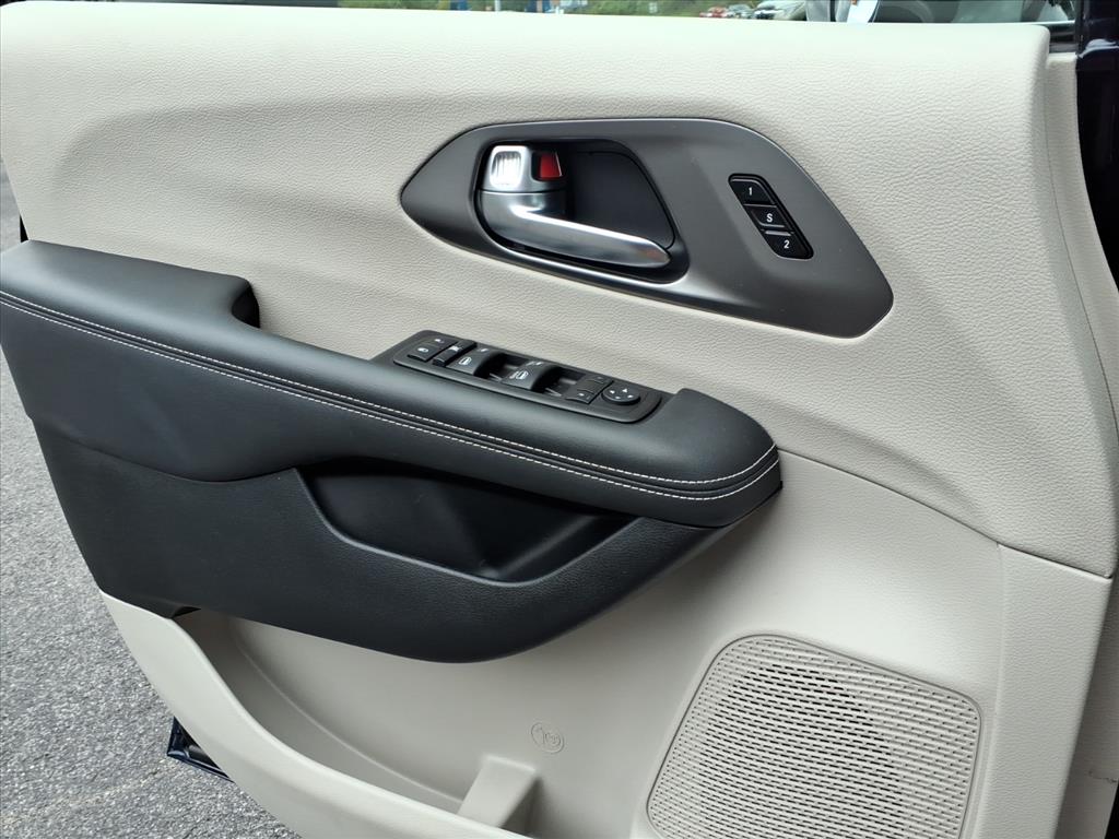 2024 Chrysler Pacifica Touring L - Photo 14
