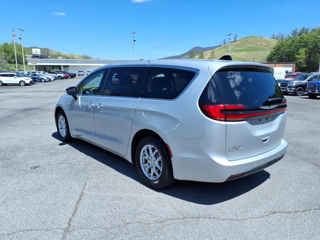 2024 Chrysler Pacifica Touring L - Photo 11
