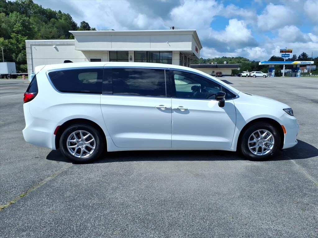 Used 2025 Chrysler Pacifica Select Van Passenger Van