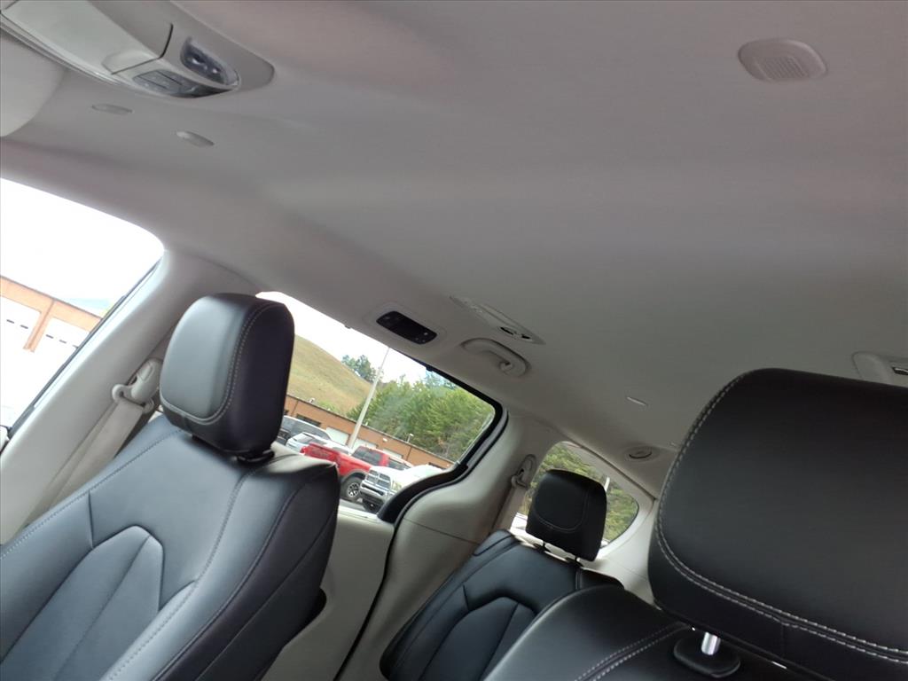 2024 Chrysler Pacifica Touring L - Photo 7