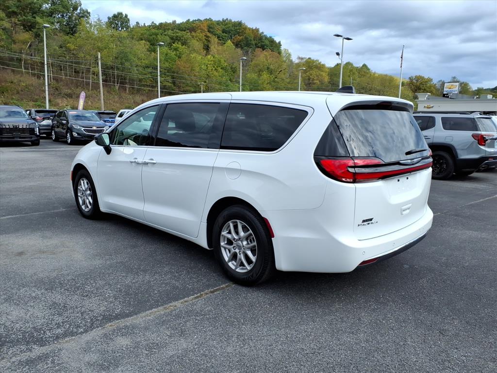 2024 Chrysler Pacifica Touring L - Photo 11