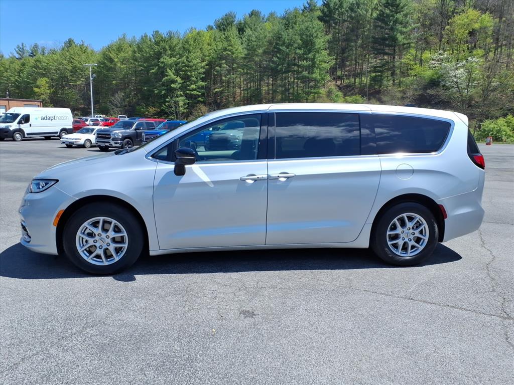 2024 Chrysler Pacifica Touring L - Photo 12