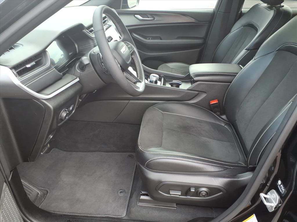 Used 2025 Jeep Grand Cherokee Laredo SUV