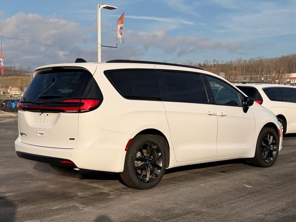 New 2026 Chrysler Pacifica Select Passenger Van
