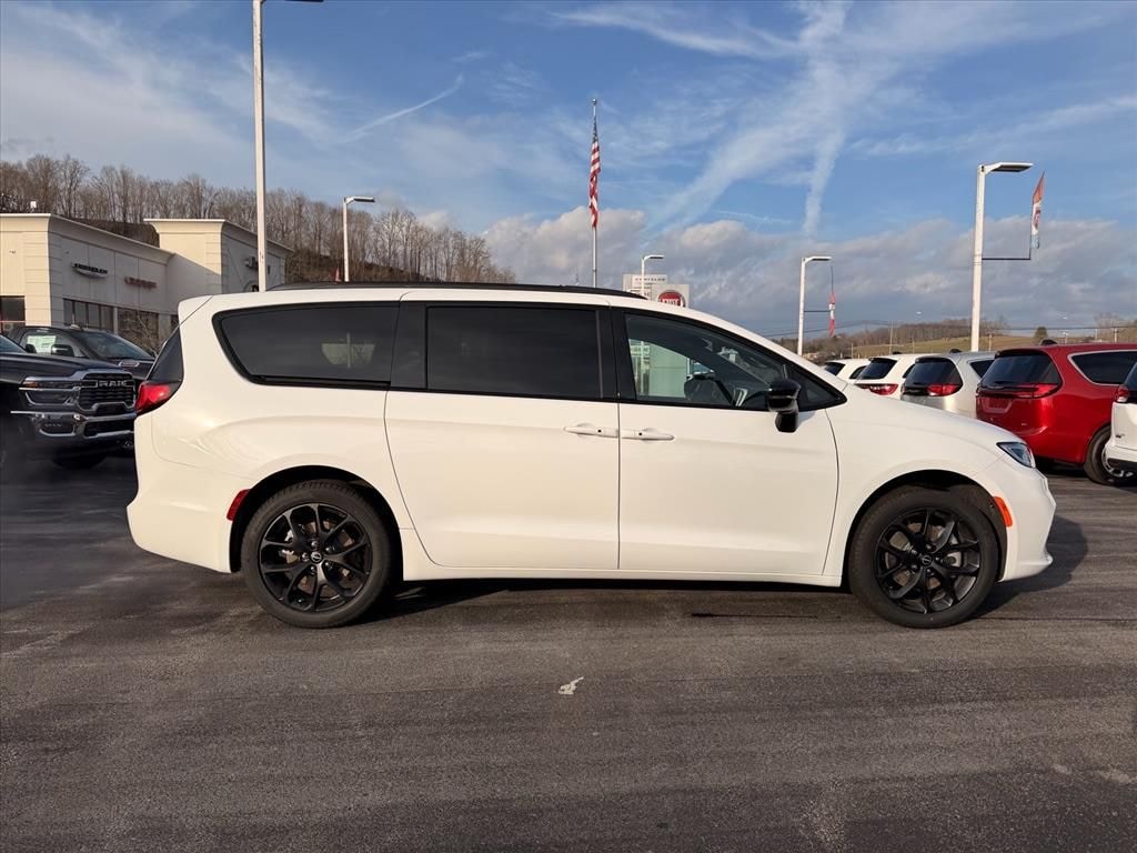 New 2026 Chrysler Pacifica Select Passenger Van