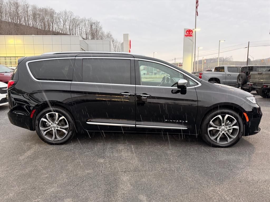 Used 2024 Chrysler Pacifica Pinnacle Minivan/Van