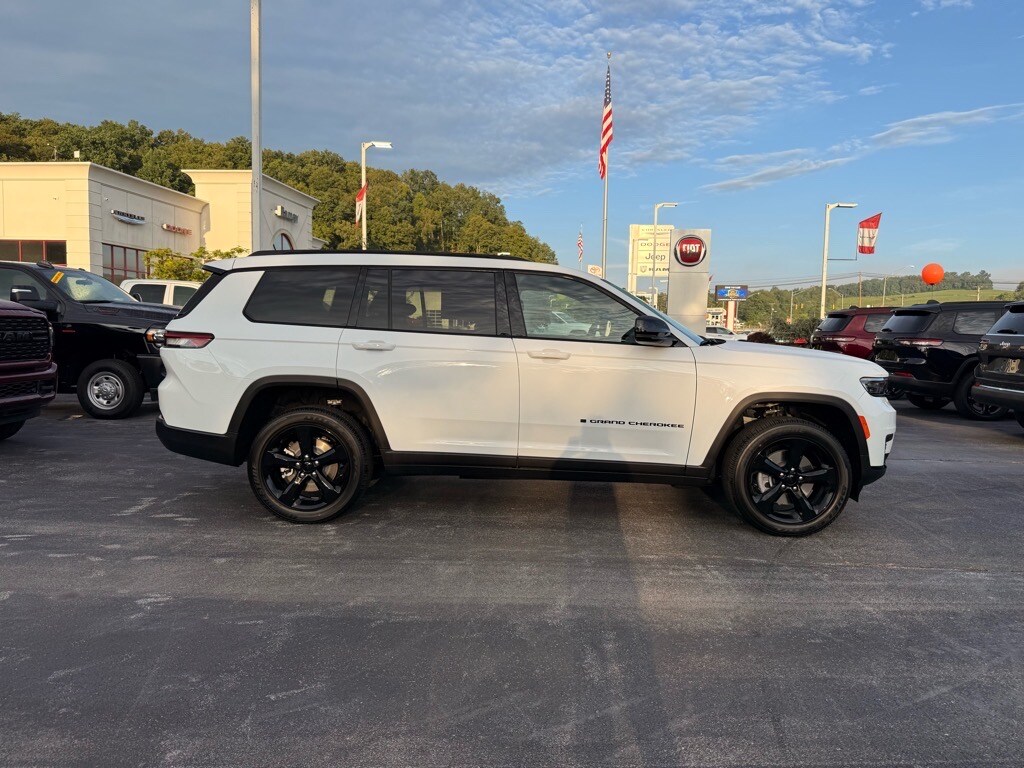 2025 Jeep Grand Cherokee Altitude X photo 2