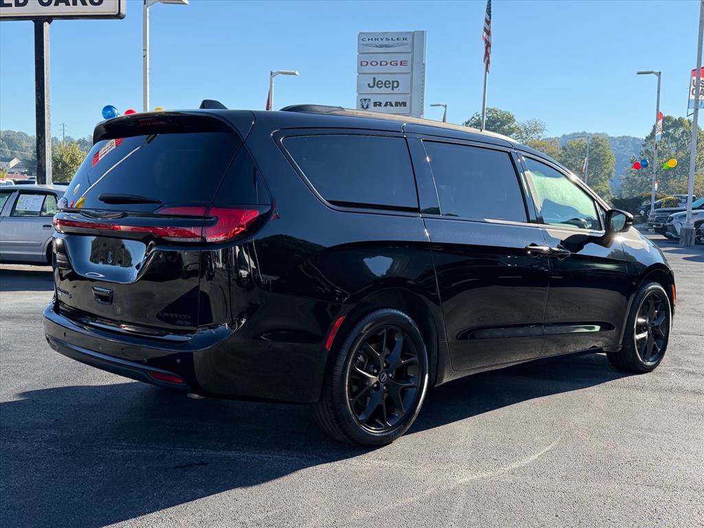 Used 2025 Chrysler Pacifica Limited Minivan/Van