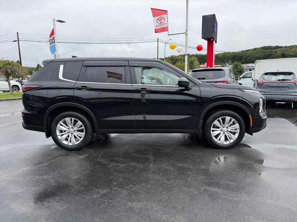 Used 2025 Mitsubishi Outlander ES SUV
