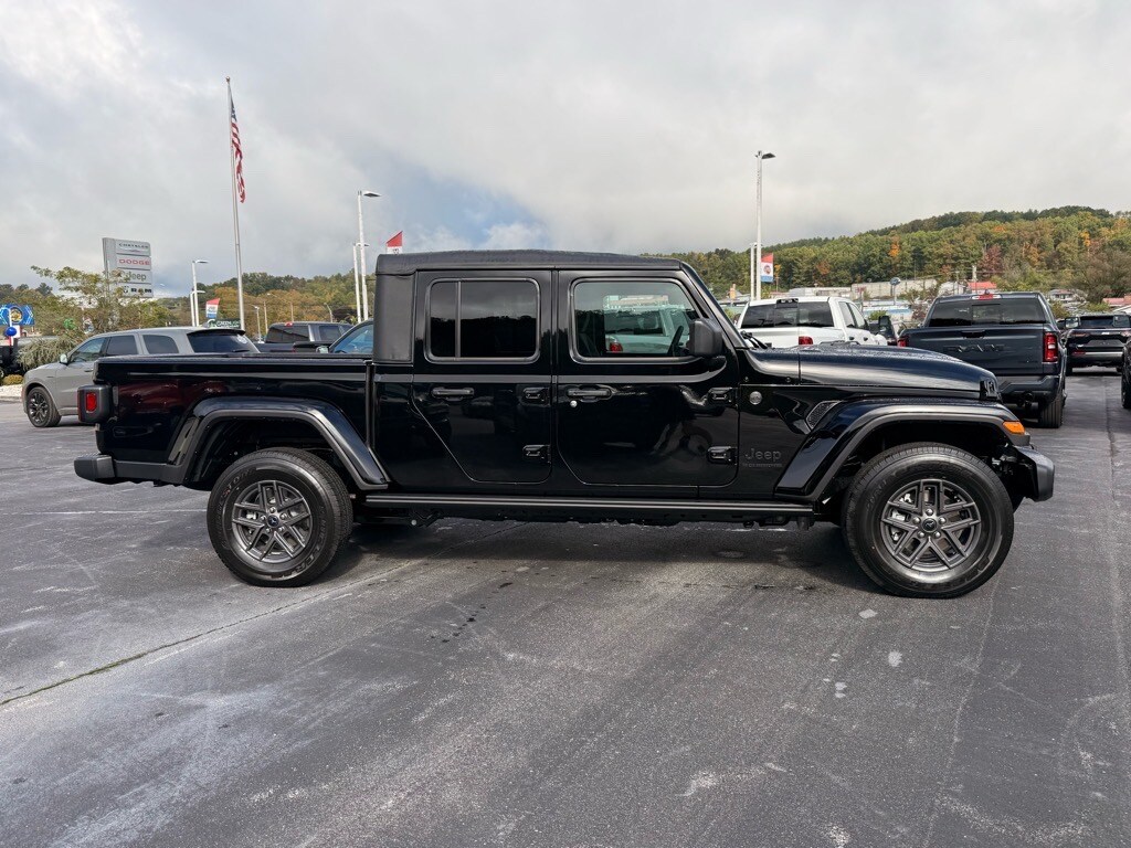 2025 Jeep Gladiator Sport photo 2