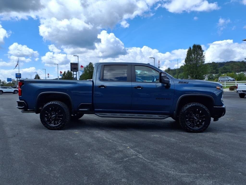2026 Chevrolet Silverado 2500HD LT photo 2