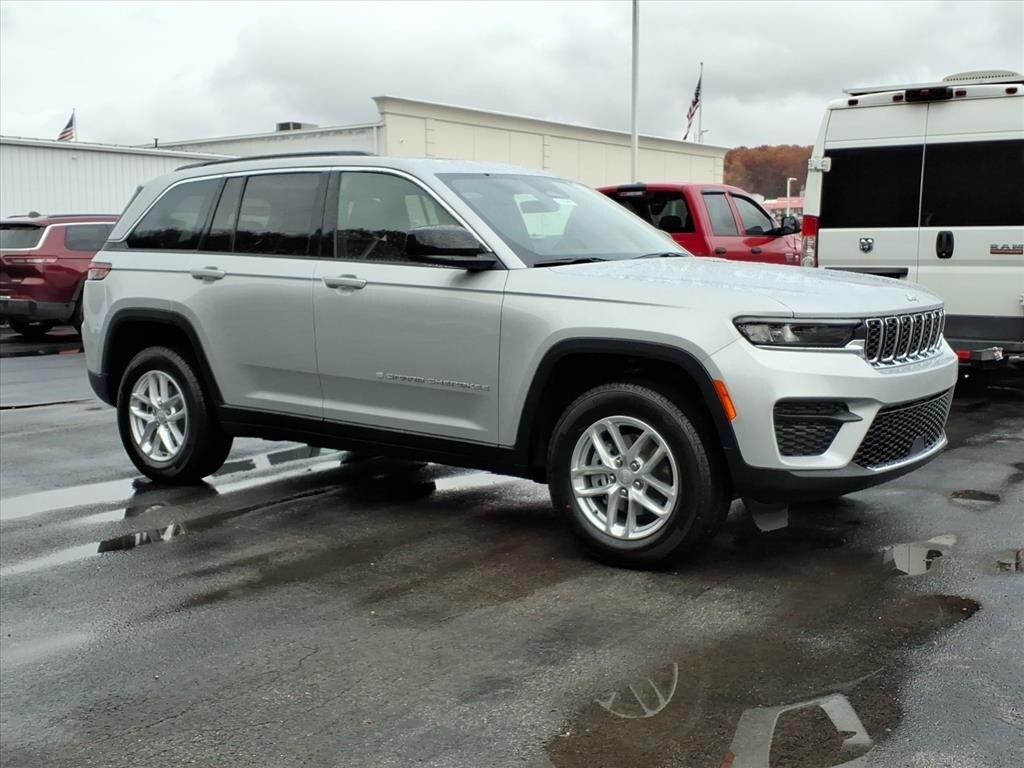 New 2025 Jeep Grand Cherokee Laredo SUV