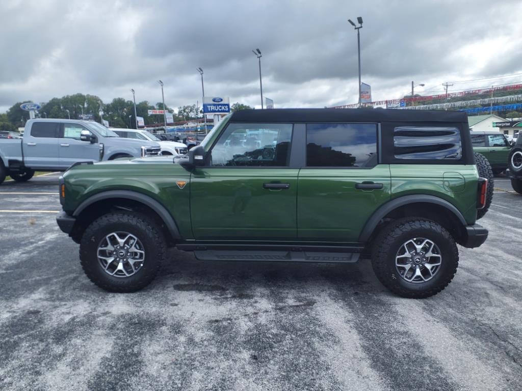 2024 Ford Bronco Badlands photo 2