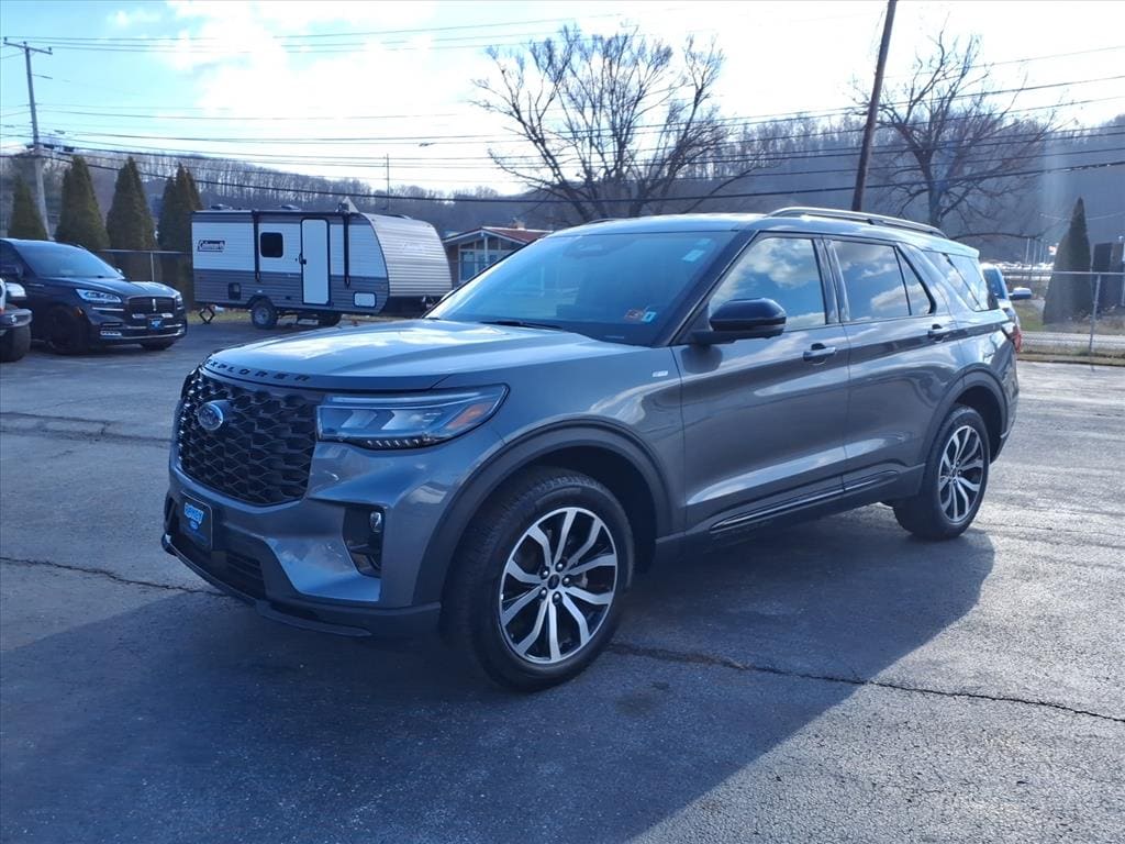 2025 Ford Explorer ST-LINE's photo