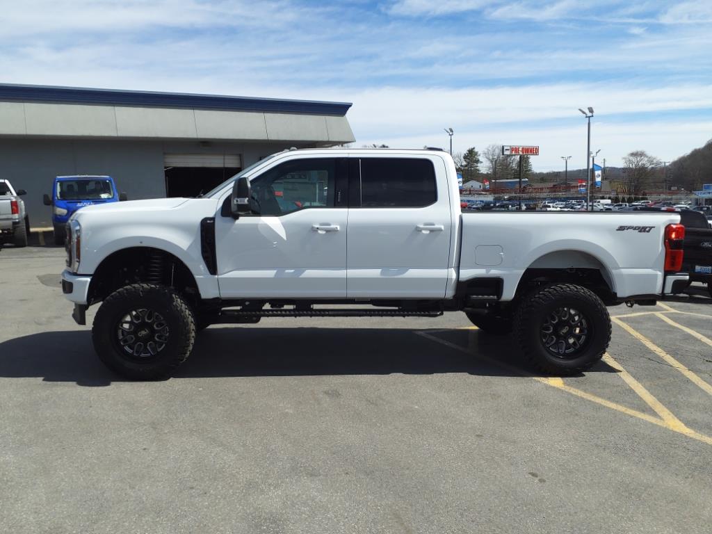 2024 Ford F-350 XLT photo 2