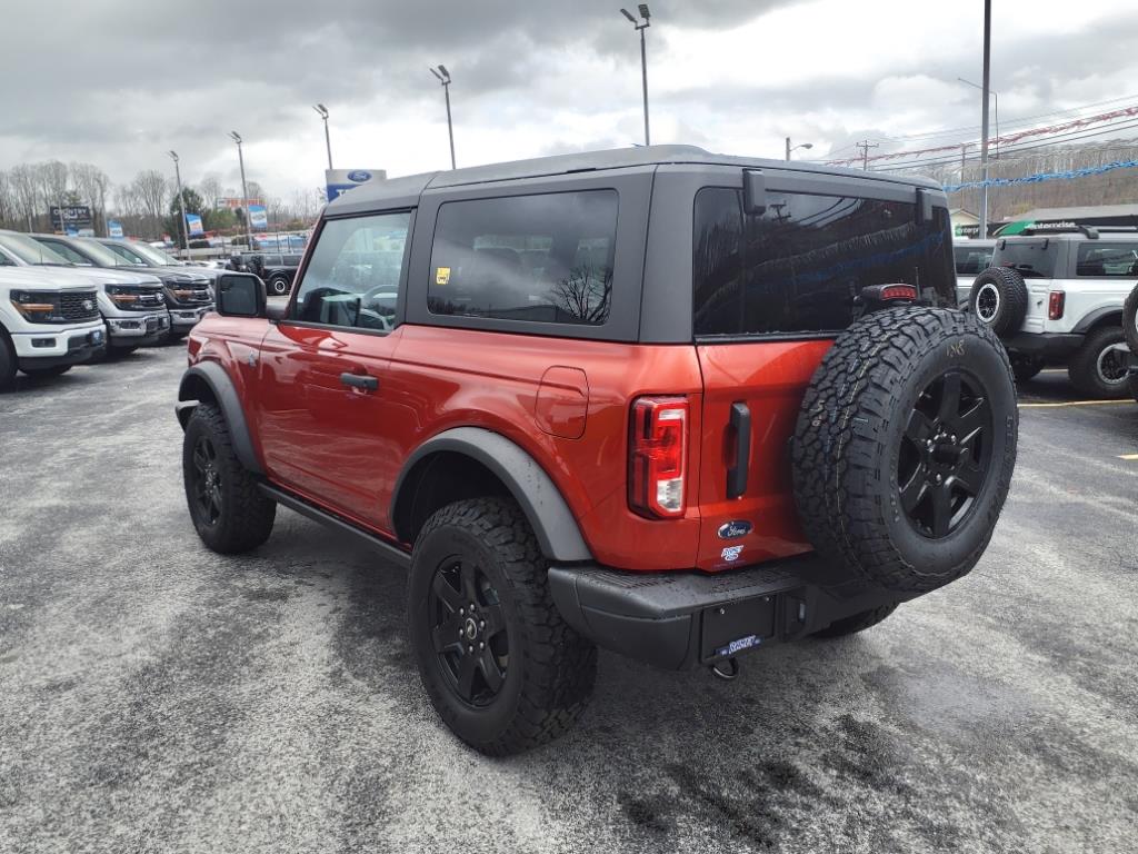 2024 Ford Bronco Black Diamond photo 3