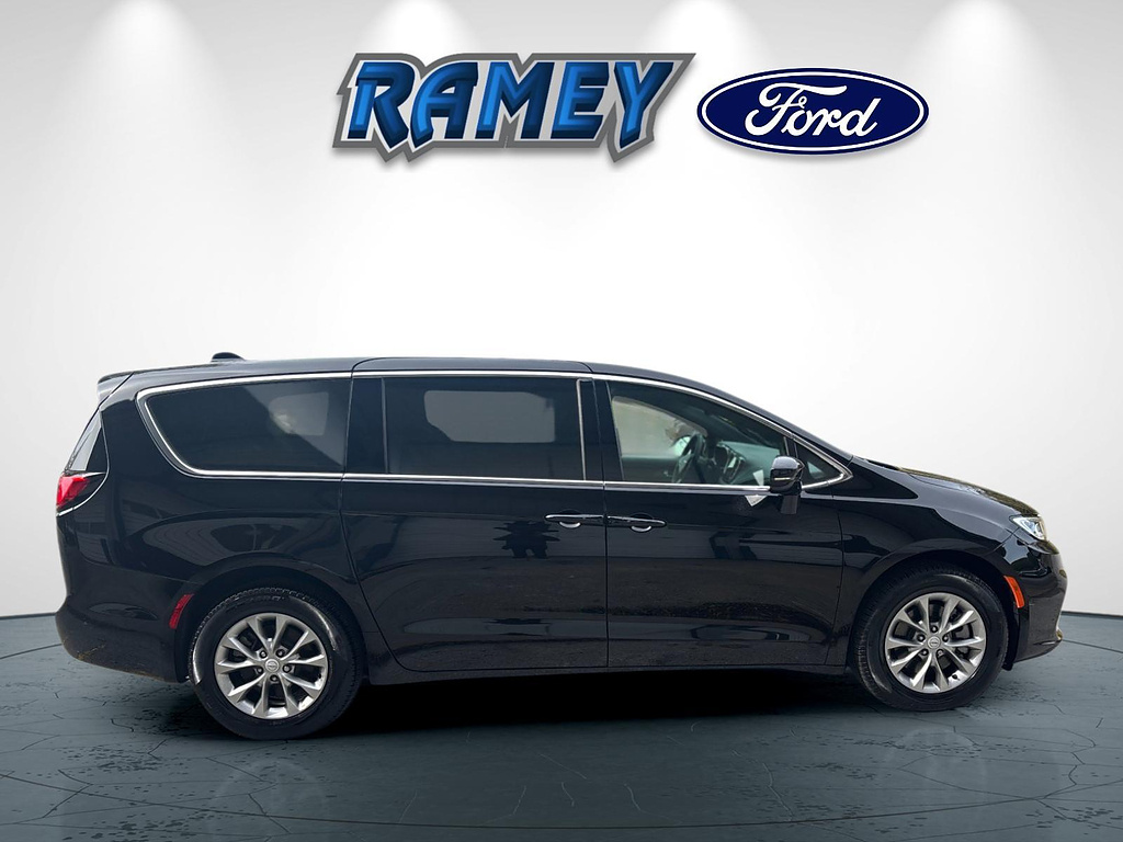 Used 2026 Chrysler Pacifica Select
