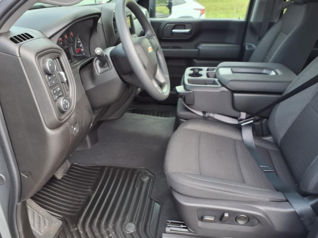 2025 Chevrolet Silverado 2500HD Custom photo 4