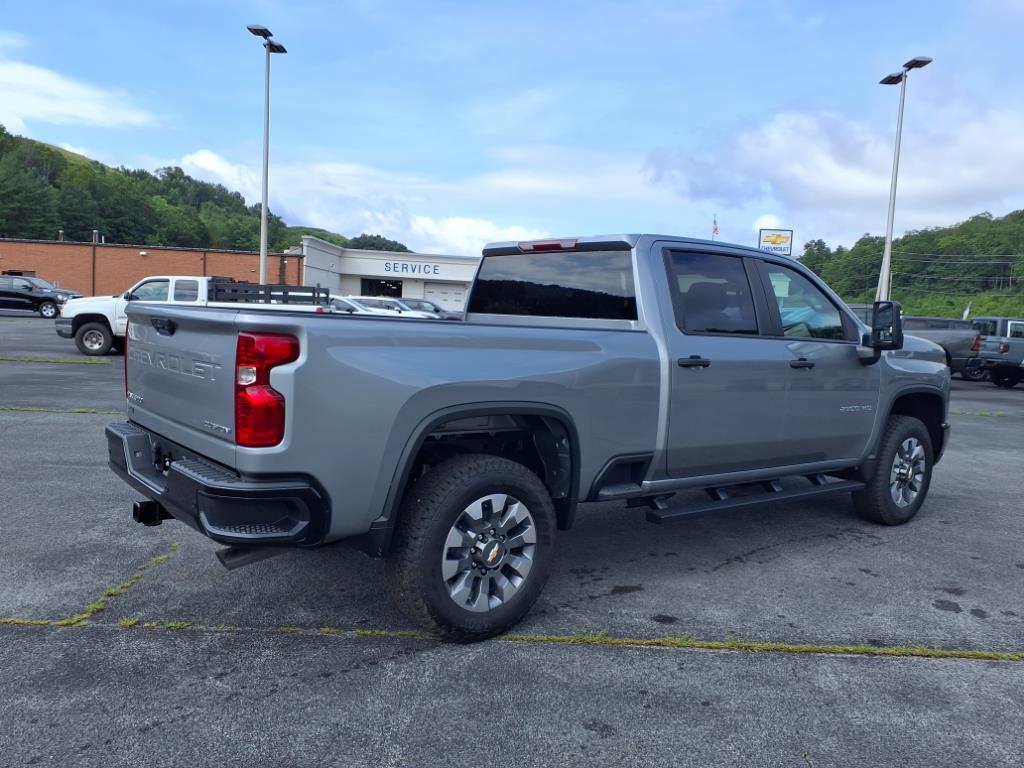 2025 Chevrolet Silverado 2500HD Custom photo 3